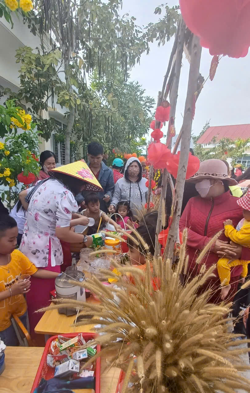 Cảnh bán hàng nhộn nhịp tại hội chợ