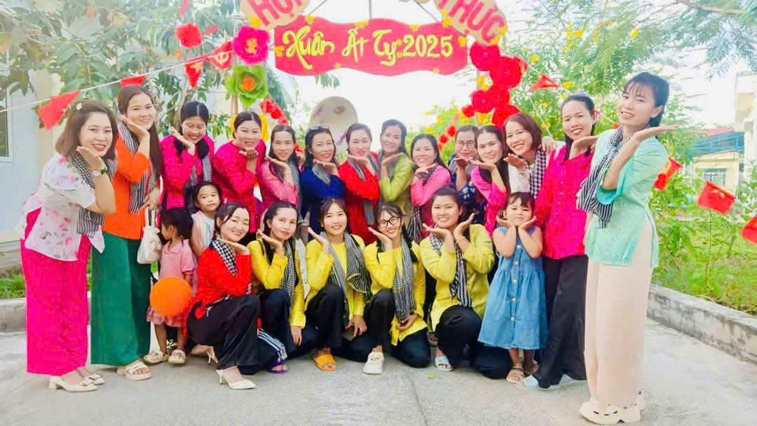 Hình ảnh các  CB-GV-NV trong trang phục bán hàng