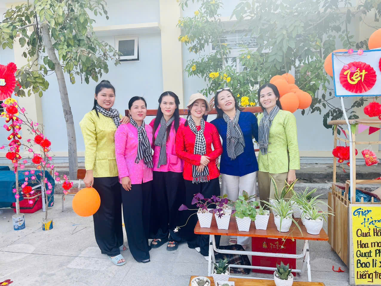 trang phục cô bán hàng chợ tết