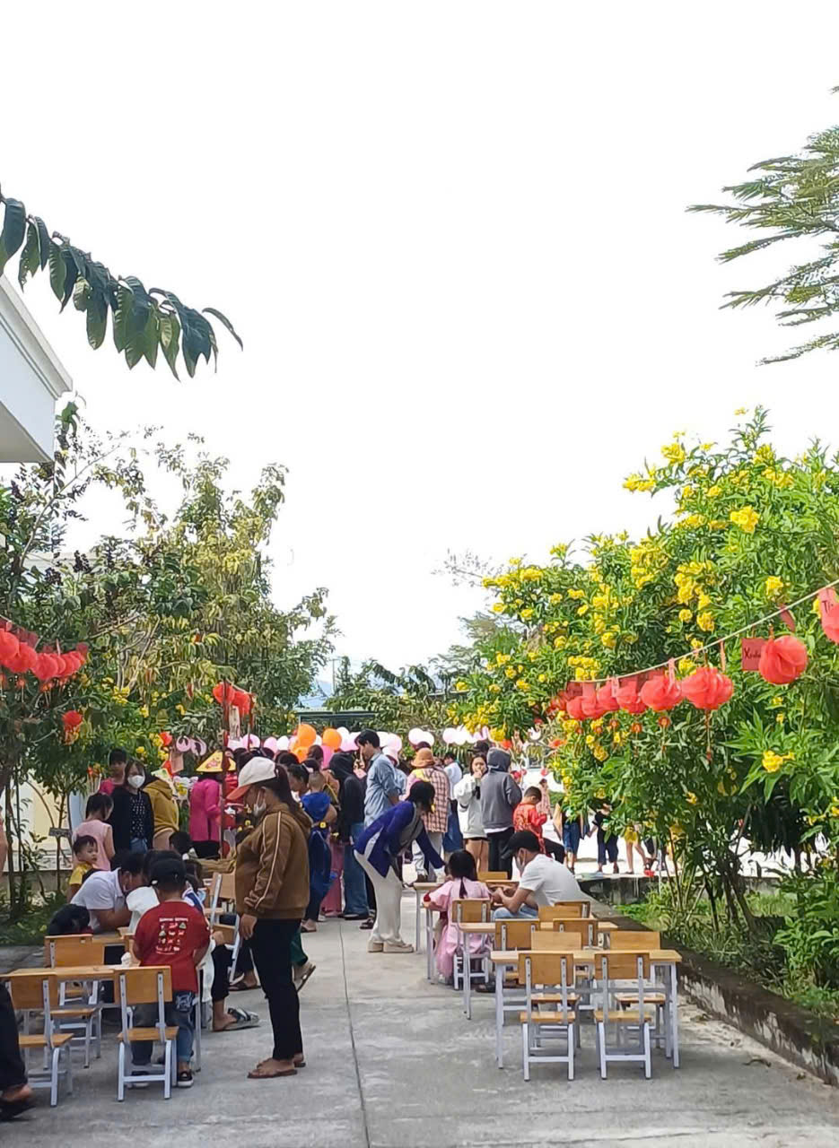Phụ huynh  và các bé đến chơi hội chợ