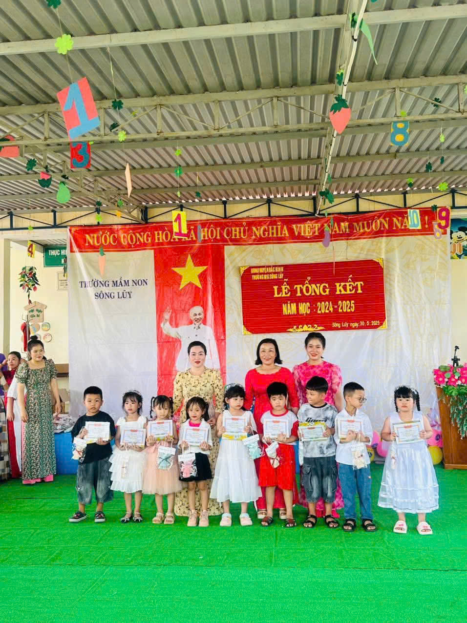 hs nhận phần thưởng