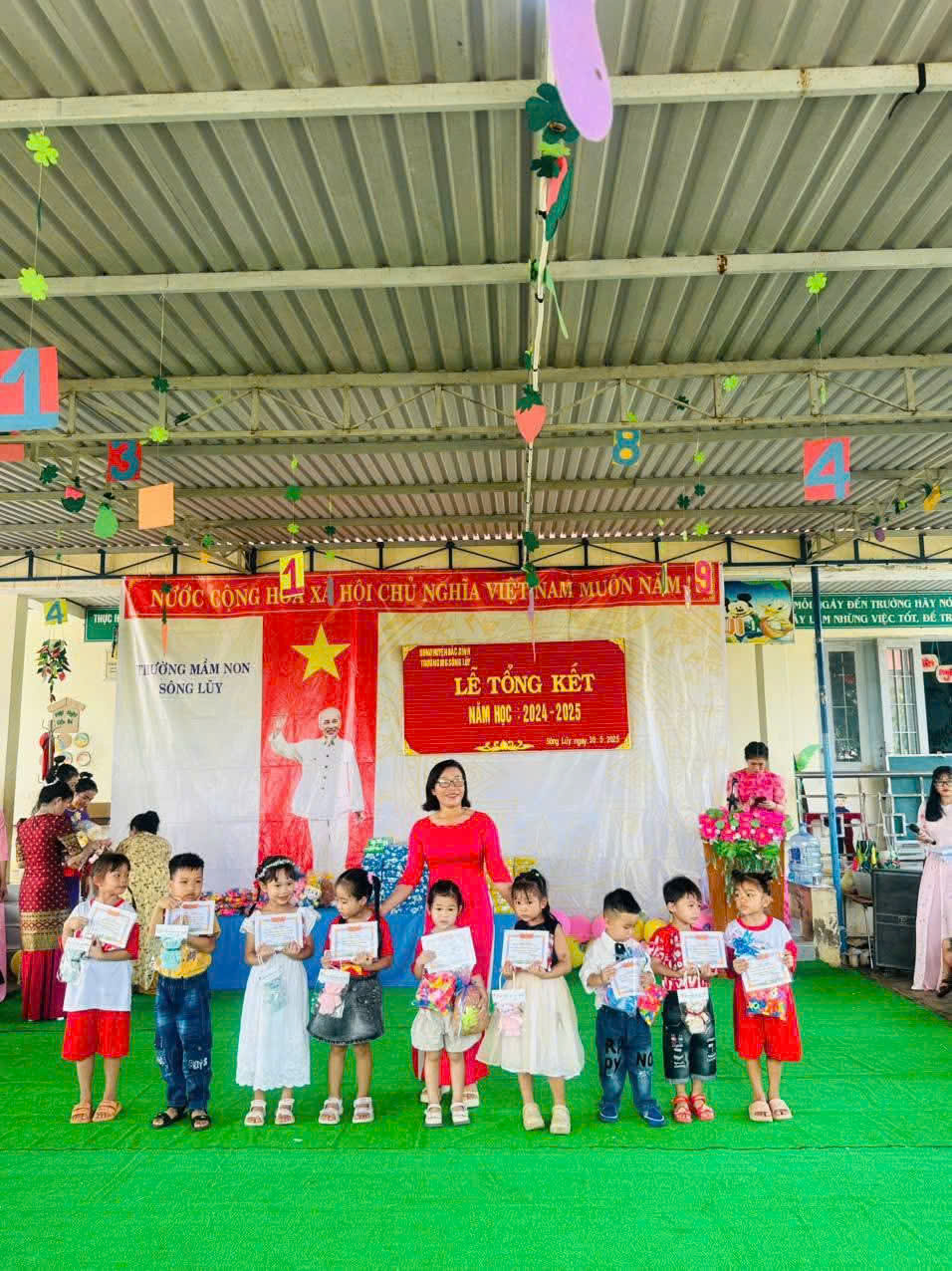 hs nhận phần thưởng