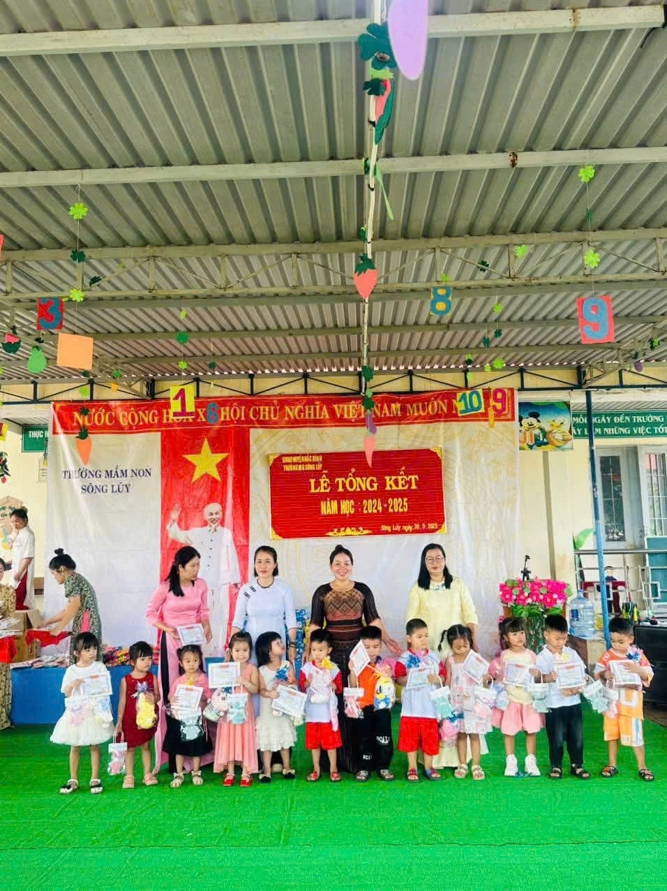 hs nhận phần thưởng