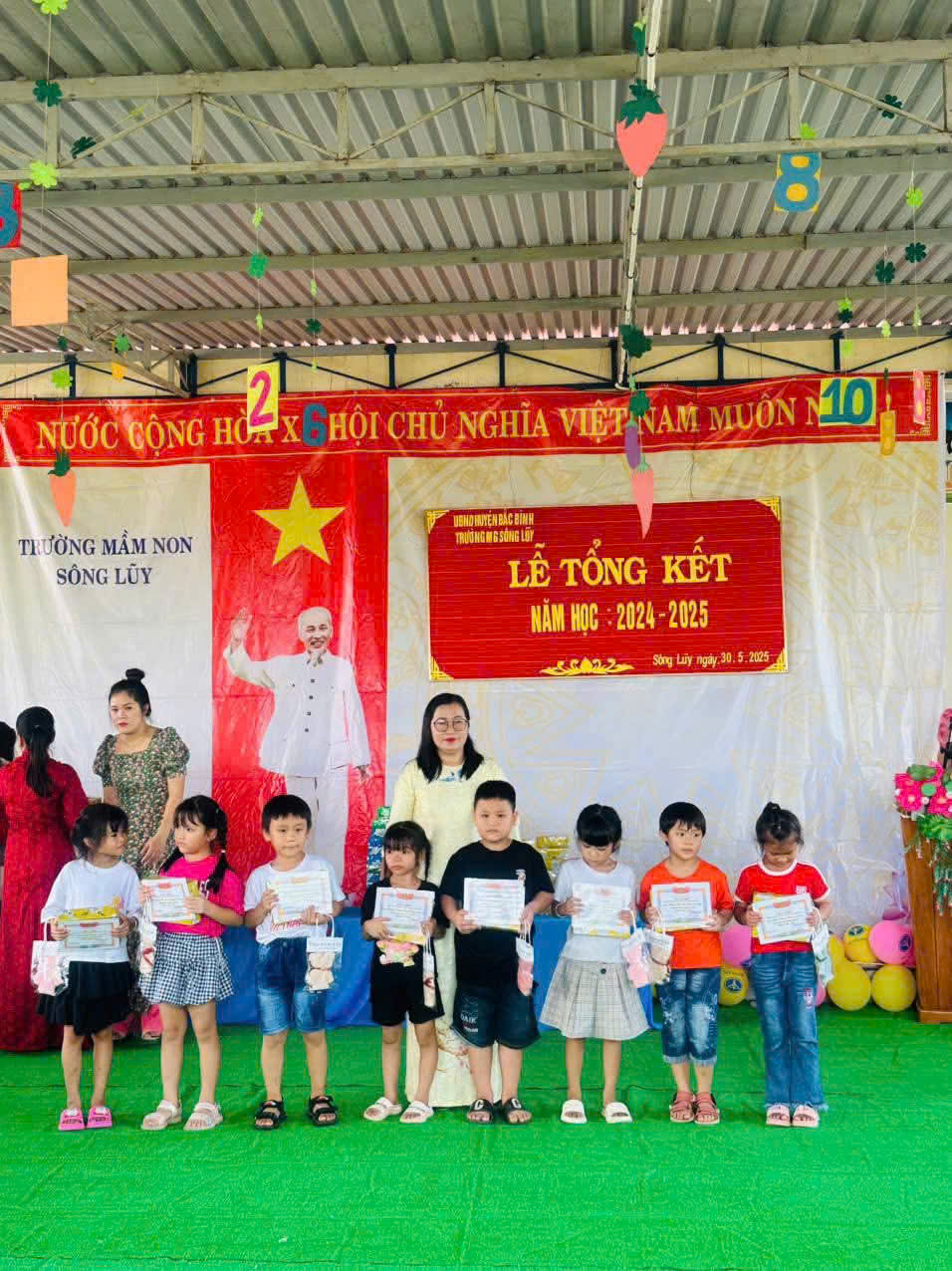 hs nhận phần thưởng